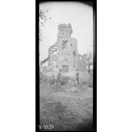 Frise (Somme), la place de l’église. [légende d’origine]