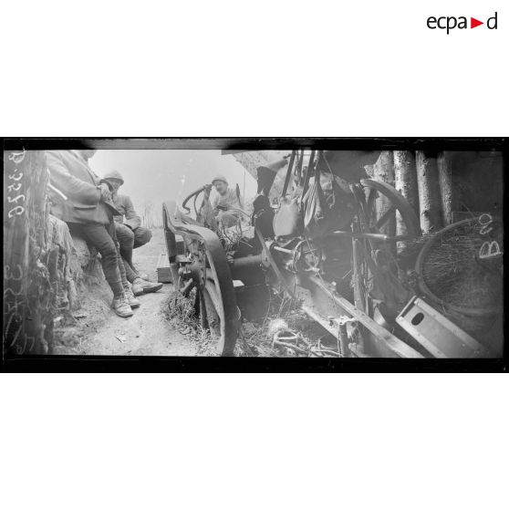 Bois de Méréaucourt (Somme), 105 allemand démoli dans son abri par nos obus. [légende d’origine]