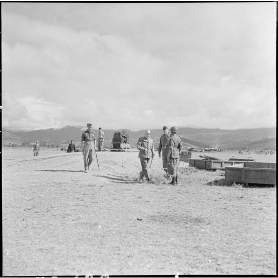 Le général Navarre, commandant en chef en Indochine, visite le camp de Diên Biên Phu.