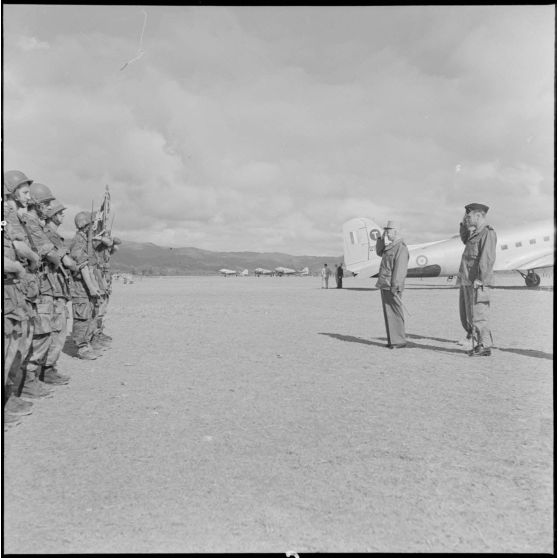 Le général Navarre accompagné du général Cogny salue le drapeau du bataillon de parachutistes à Diên Biên Phu.