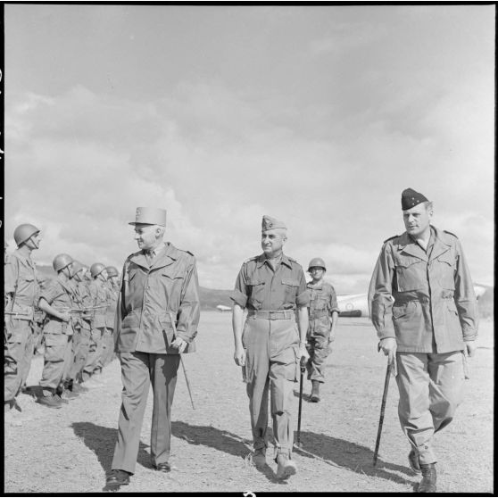 Inspection des troupes à Diên Biên Phu par le général Navarre, accompagné du colonel de Castries et du général Cogny.