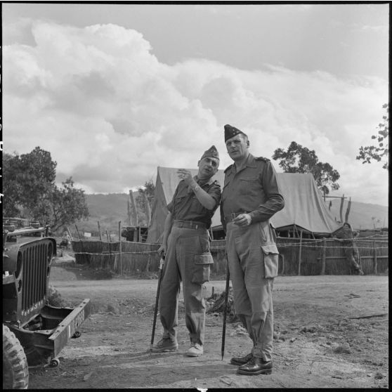 Le colonel de Castries en conversation avec le général Cogny sur le camp de Diên Biên Phu.