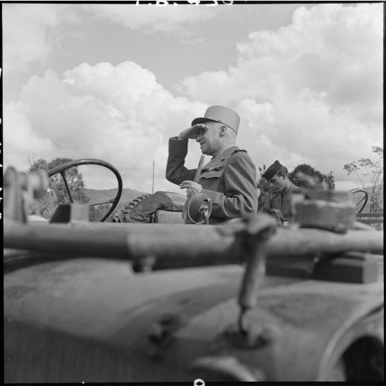 Le général Navarre, commandant en chef en Indochine, au cours d'une visite du camp de Diên Biên Phu.