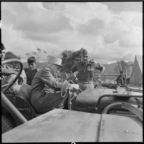 Le général Navarre à bord d'une jeep lors d'une visite du camp de Diên Biên Phu.