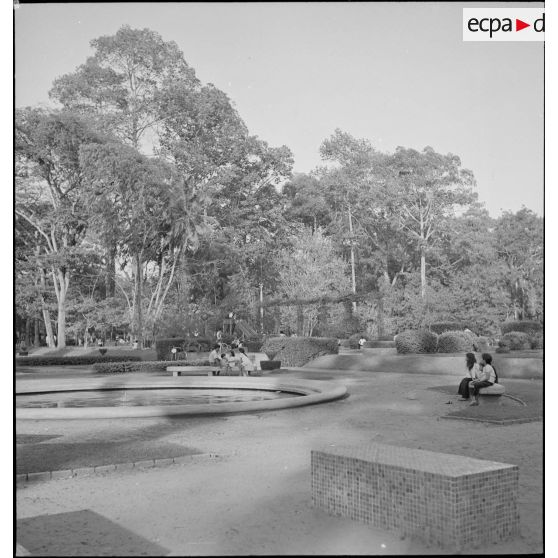 Parc public avec un jardin d'enfants, à proximité de l'Hôtel de ville de Saigon.