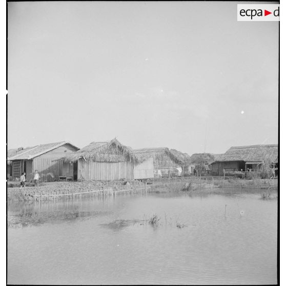Habitations en périphérie du port de Saigon.