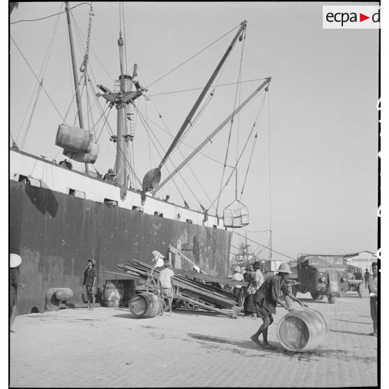 Débarquement de vins au port de Saigon.