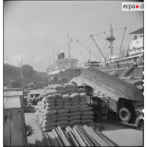 Embarquement de sacs de riz au port de Saigon.