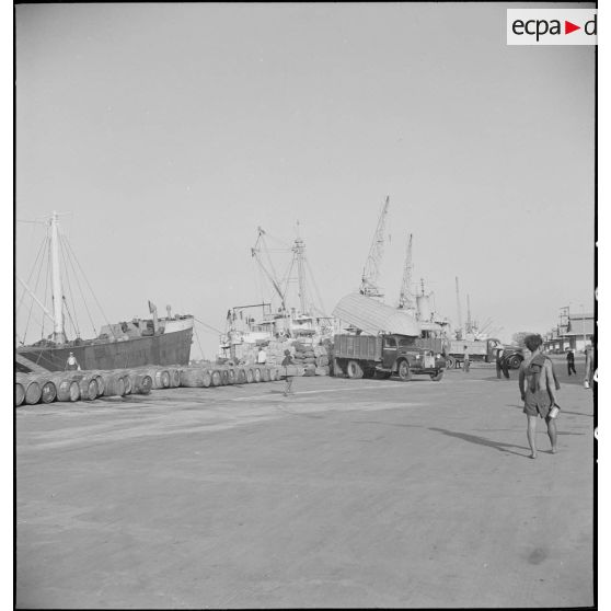 Navires cargos au port de Saigon.