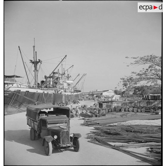 Activités du port de Saigon.