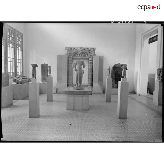 Salle d'art khmer au musée Blanchard de la Brosse, Saigon.