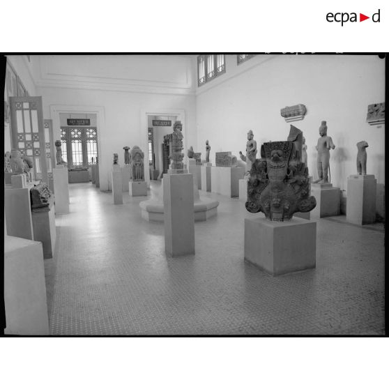 Salle d'art khmer au musée Blanchard de la Brosse, Saigon.