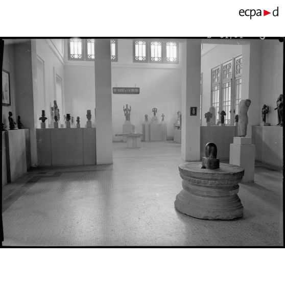 Salle d'art khmer au musée Blanchard de la Brosse, Saigon.