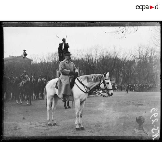 Metz, Lorraine, le maréchal Pétain assistant au défilé des troupes sur l'Esplanade. [légende d'origine]