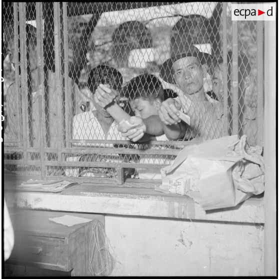 Les parieurs lors d'une course hippique à Phu Tho.