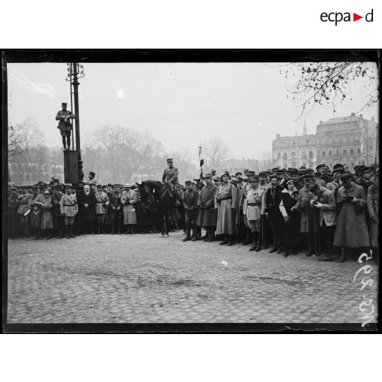 Metz, Lorraine, le défilé des troupes sur l'Esplanade. [légende d'origine]
