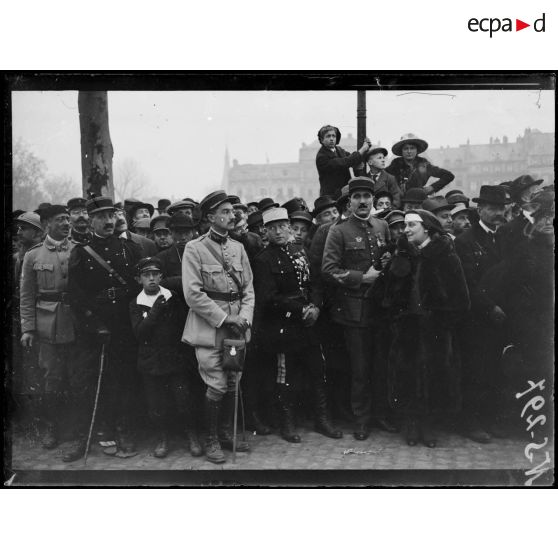 Metz, Lorraine, l'aviateur Nungesser sur l'Esplanade. [légende d'origine]