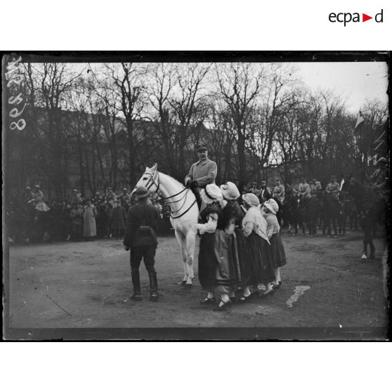 Metz, Lorraine, le maréchal Pétain et jeunes filles lorraines. [légende d'origine]
