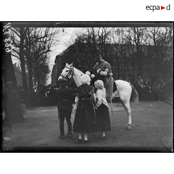 Metz, Lorraine, jeunes messines offrant des fleurs au maréchal Pétain. [légende d'origine]