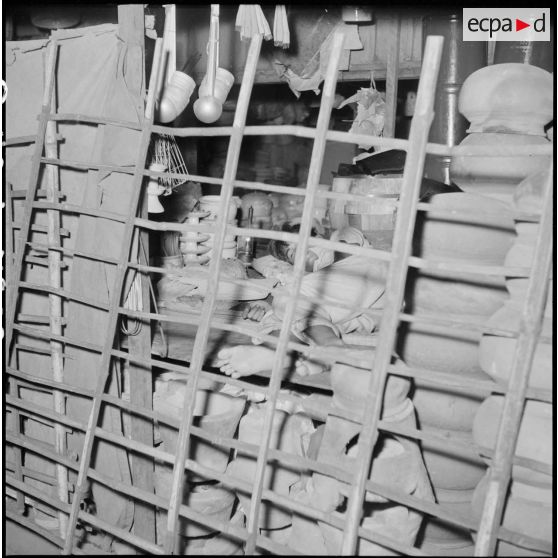 Un jeune Saigonnais dort dans une échoppe à Saigon.