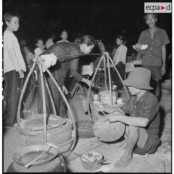 Echoppes de rue et vendeurs ambulants proposant de la nourriture, la nuit à Saigon.