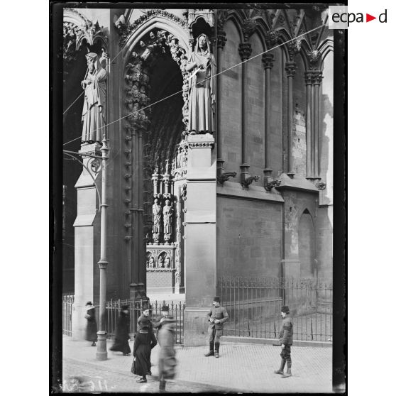 Metz, Lorraine,  statue du portail de la cathédrale représentant Gauillaume II. Les habitants ont enchaîné les mains de la statue. [légende d'origine]