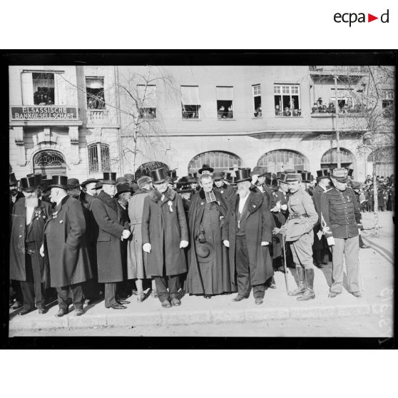 Thionville, Lorraine, M. Muller et les autorités civiles. [légende d'origine]