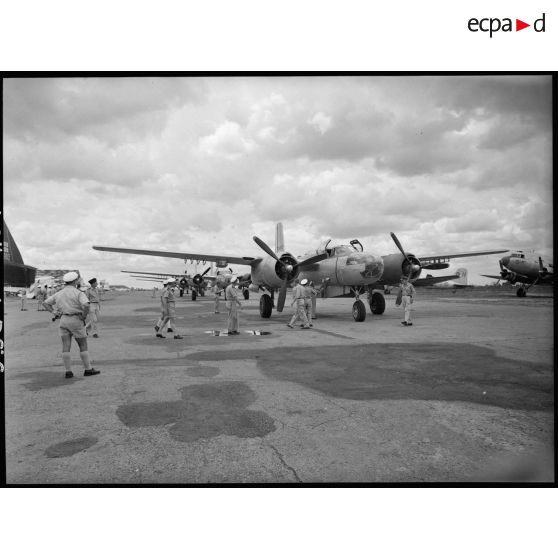 Remise d'avions bombardiers B-26 américains à l'armée de l'Air française sur l'aéroport de Tan Son Nhut à Saigon.