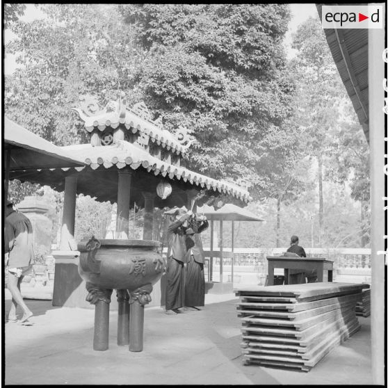 Scène de prière à l'intérieur du temple Le Van Duyet à Saigon.