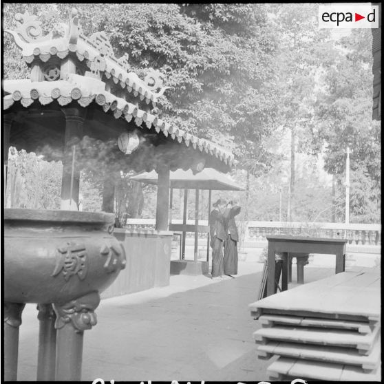 Scène de prière à l'intérieur du temple Le Van Duyet àSaigon.