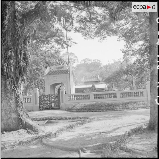 Porte d'entrée menant aux tombeaux et au temple Le Van Duyet à Gia Dinh, Saigon.