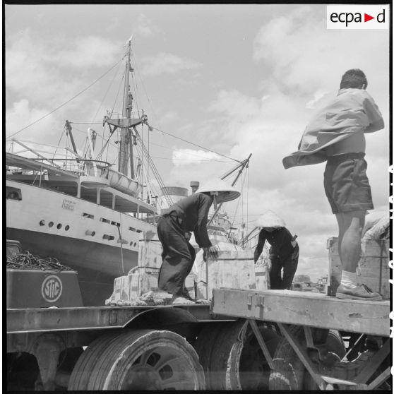 Déchargement de marchandises par des Vietnamiennes au port de Saigon.