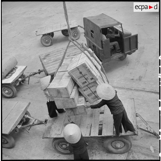 Transbordement de marchandises au port de Saigon.