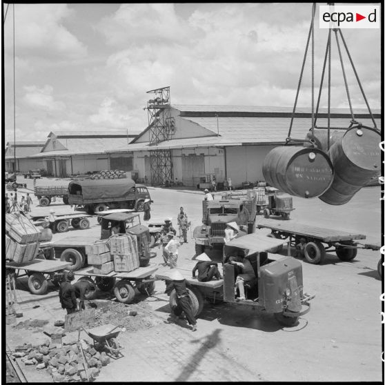 Transbordement de marchandises au port militaire de Saigon.