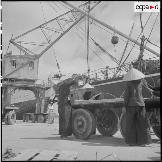 Déchargement de marchandises depuis les navires accostés au port de Saigon.