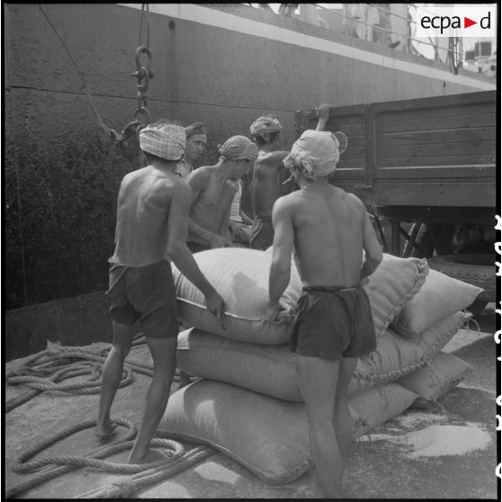 Déchargement de marchandises au port de Saigon.