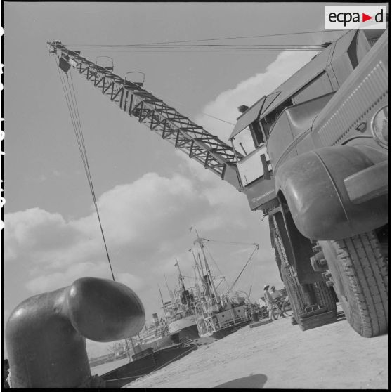 Transbordement de marchandises à l'aide d'une grue au port de Saigon.