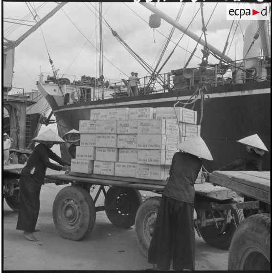Transbordement de marchandises au port de Saigon.
