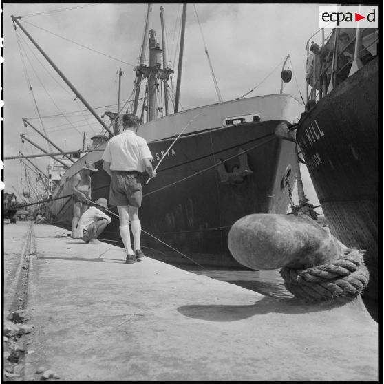 Militaires et civils pêchant dans le port de Saigon.