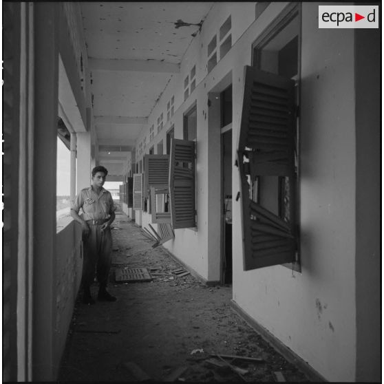 Les dégâts matériels faisant suite à l'attentat du camp de parachutistes à Ba Queo.