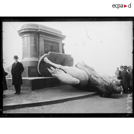 Metz, Lorraine, la statue de Guillaume Ier, descendue par les habitants. [légende d'origine]