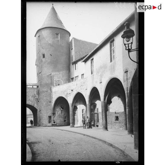 Metz, Lorraine, la porte des Allemands. [légende d'origine]