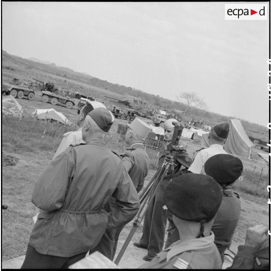 Le général Navarre au cours d'une inspection au poste de Yen Cu.