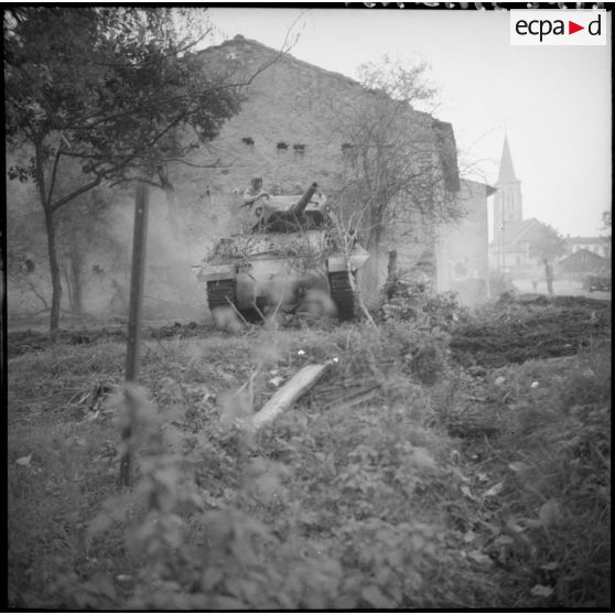Un char TD M10 du Régiment blindé de fusiliers marins (RBFM) se positionne dans Clézentaine (Vosges).