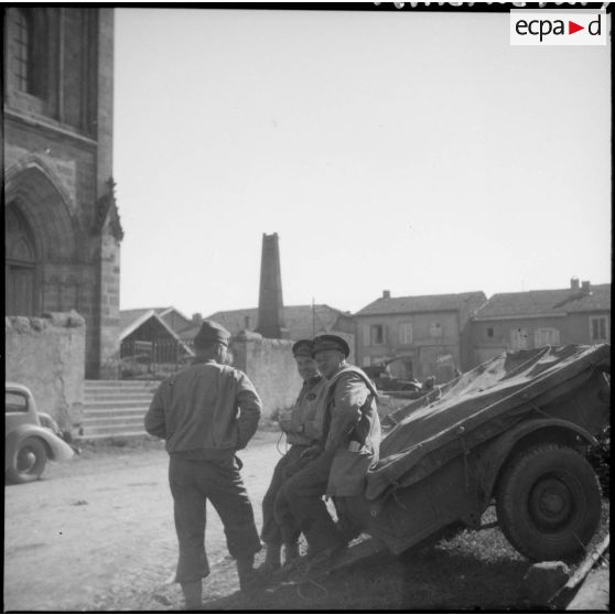 Des officiers du Régiment blindé de fusiliers marins (RBFM) font une pause près de l'église de Clézentaine (Vosges) où le régiment a installé son poste de commandement.
