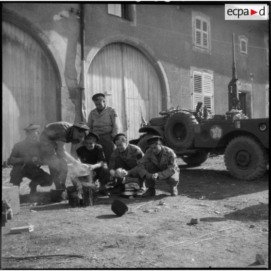Des marins du Régiment blindé de fusiliers marins (RBFM) préparent leur repas dans la commune de Clézentaine où le régiment a installé son poste de commandement.
