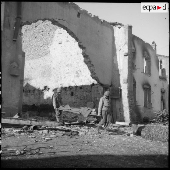 Des Marinettes, ambulancières, s'entraînent à l'évacuation d'un blessé dans les environs de Clézentaine.
