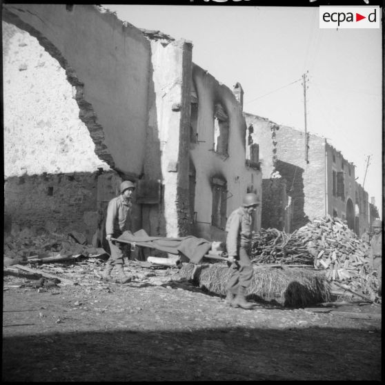 Des Marinettes, ambulancières, s'entraînent à l'évacuation d'un blessé dans les environs de Clézentaine.