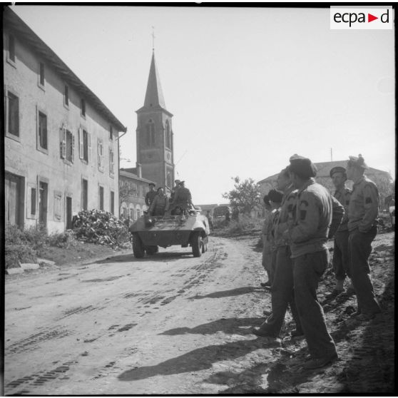 Une automitrailleuse M20 du Régiment blindé de fusiliers marins (RBFM) circule dans la grand-rue de Clézentaine où le régiment a installé son poste de commandement.