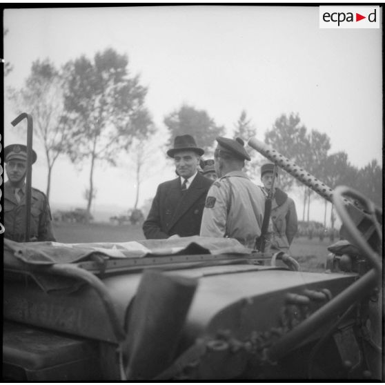 Louis Jacquinot, ministre de la Marine, s'entretient avec un fusilier marin du Régiment blindé de fusiliers marins lors d'une prise d'armes.